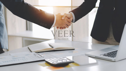 投資理念,投資者策劃財務數據業績報告。照片攝影